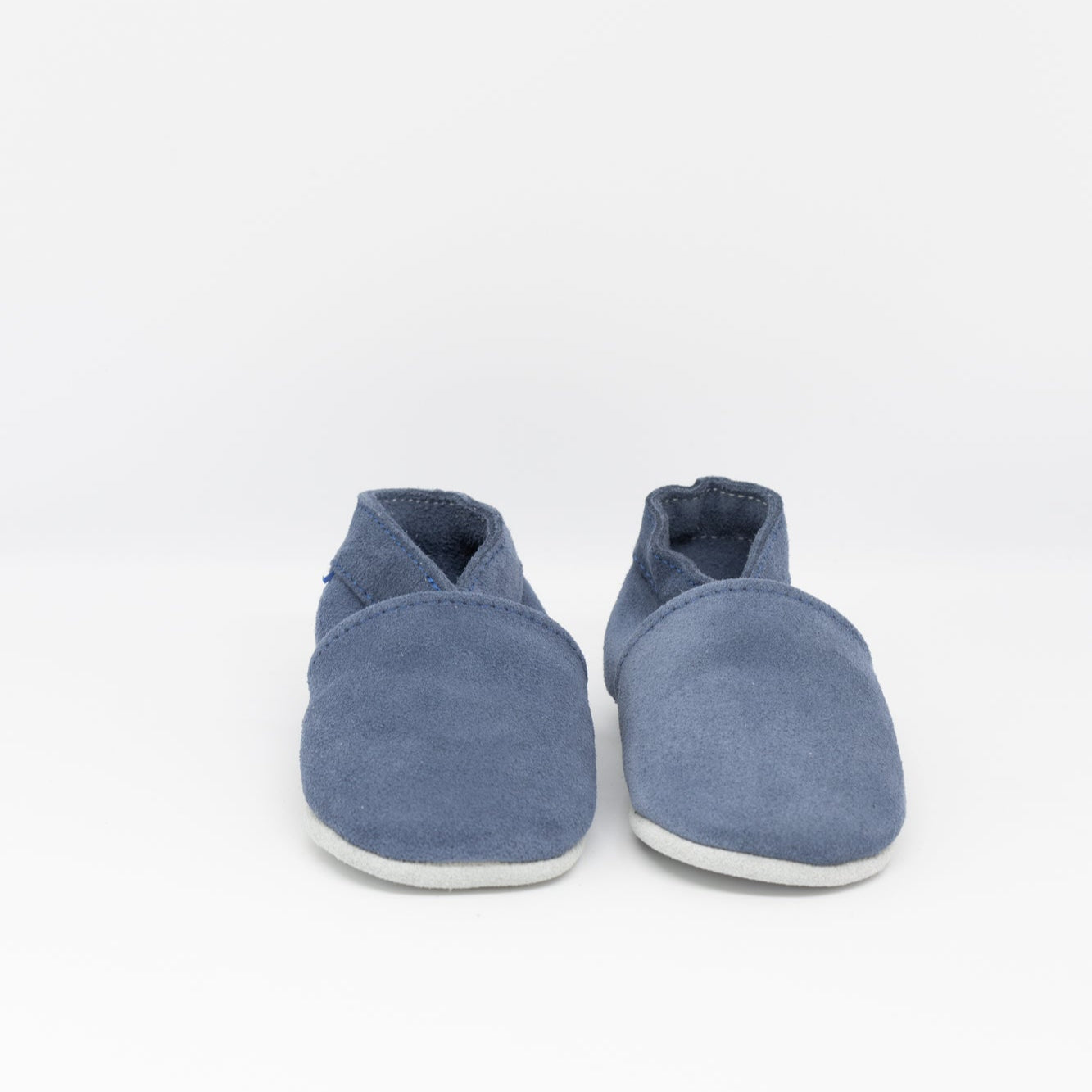 Our leather babysoft slippers are designed for a secure and comfortable fit. The hidden elastic at the heel keeps them snugly in place — no more lost babyshoes! The seams are stitched on the outside for extra comfort, and the soft leather naturally regulates temperature, keeping little feet cozy year-round. Delivered in a charming cotton bag, they’re a stylish and practical gift.
The next best thing to bare feet.
0-3 months (10 cm), 3-6 months (11 cm), 6-12 months (12 cm), 12-18 months (13 cm