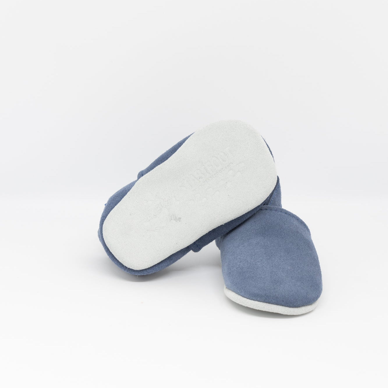 Our leather babysoft slippers are designed for a secure and comfortable fit. The hidden elastic at the heel keeps them snugly in place — no more lost babyshoes! The seams are stitched on the outside for extra comfort, and the soft leather naturally regulates temperature, keeping little feet cozy year-round. Delivered in a charming cotton bag, they’re a stylish and practical gift.
The next best thing to bare feet.
0-3 months (10 cm), 3-6 months (11 cm), 6-12 months (12 cm), 12-18 months (13 cm